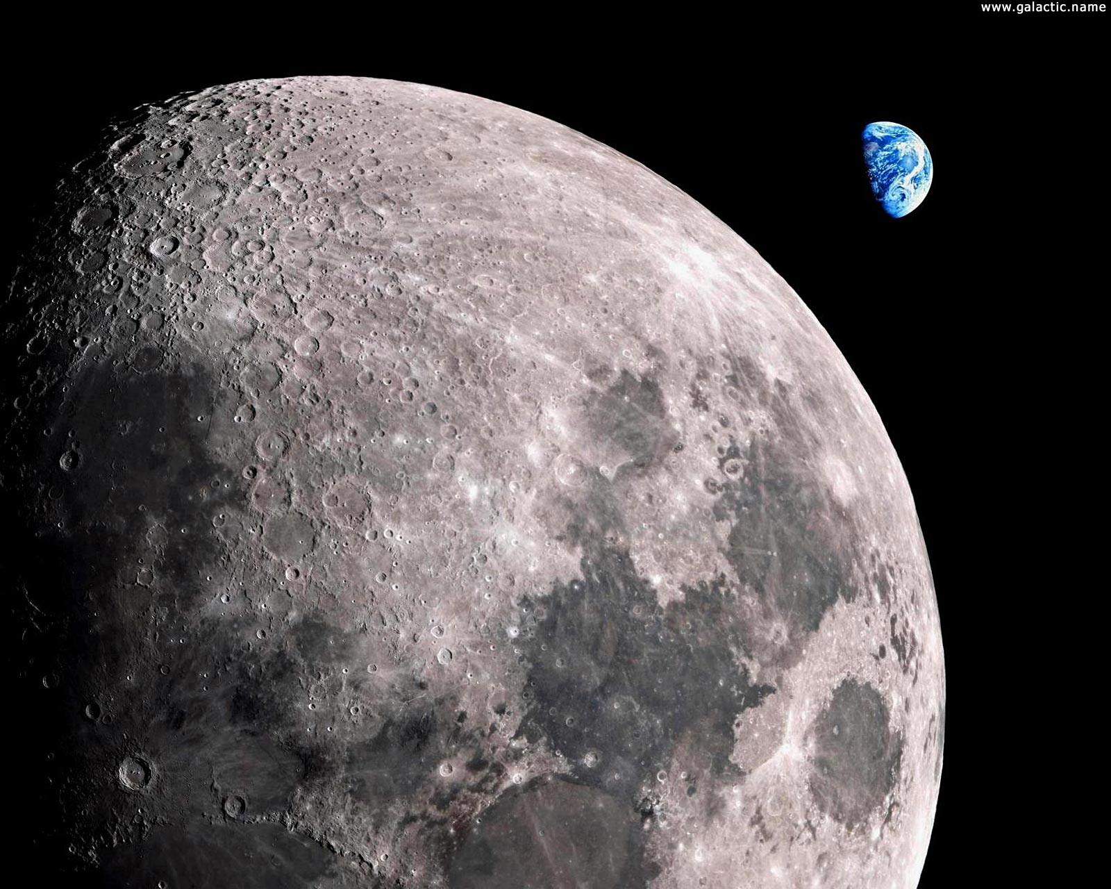Уфологи смогли запечатлеть около Луны несколько НЛО
