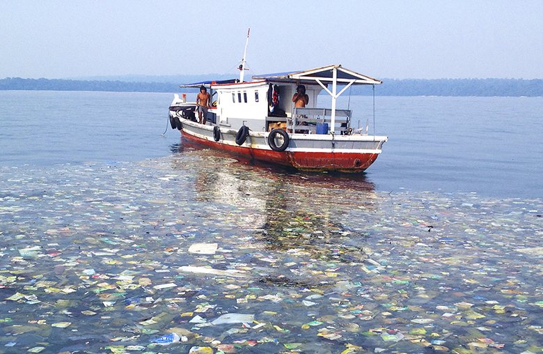Индийские рыбаки превращают океанский пластик в отличные дороги