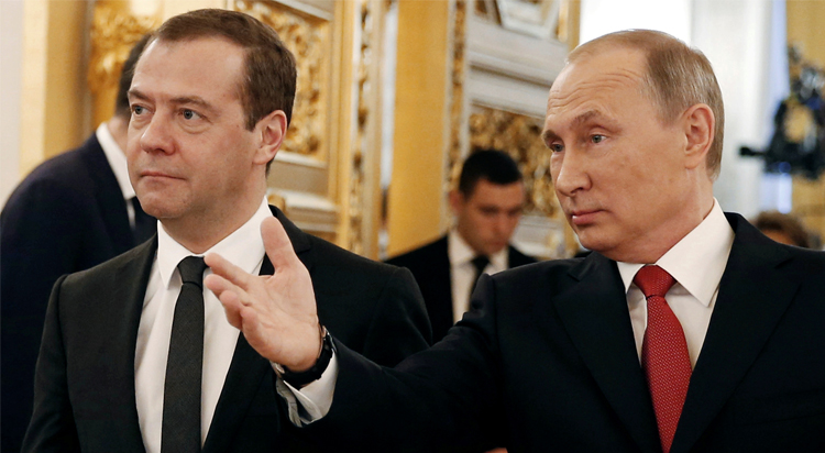 Народ против Медведева и горой за поставившего его Путина. Как это понять?