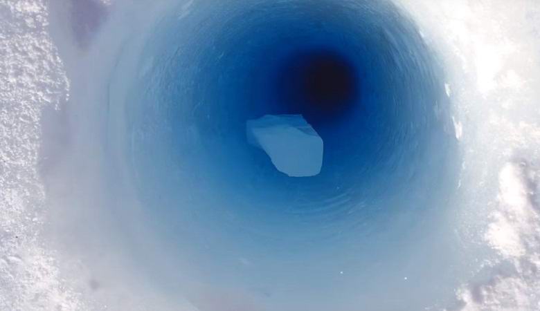 Кусок льда, брошенный в антарктическую скважину, издает весьма странный звук