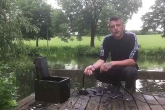Мужчина во время рыбалки достал со дна озера сейф с сокровищами