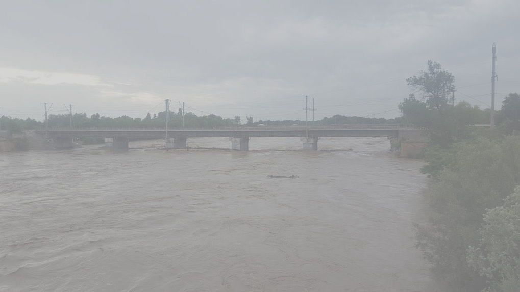 Сильные дожди в Ставрополье повысили уровень воды в реке Кубань