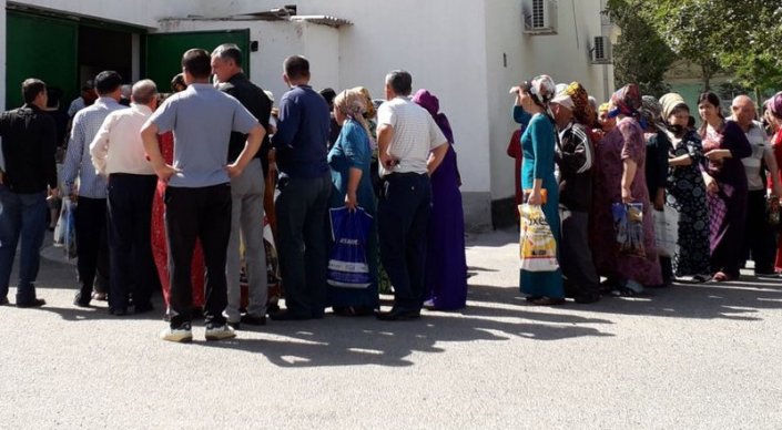 Туркменистан охватил кризис: Хлеб по паспорту, очередь за мукой занимают за месяц
