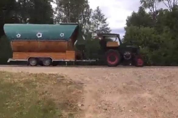 Немецкий гость ЧМ, приехавший на тракторе, похвалил российские дороги