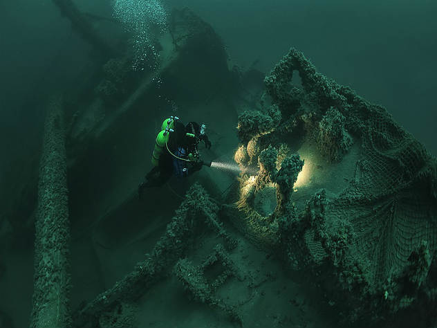 Крымские дайверы нашли на затонувшем корабле картины ХIХ века