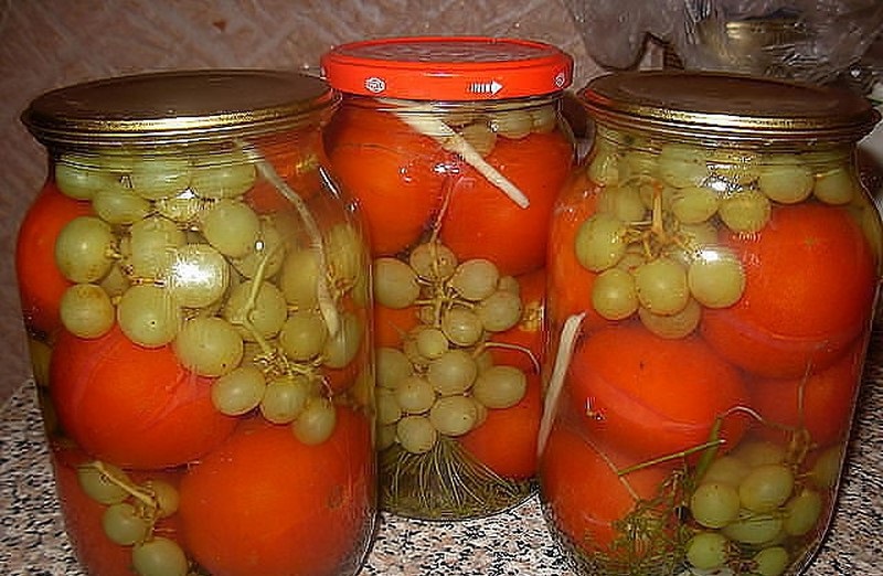 Маринованные помидоры с виноградом. Вкус получается такой, что потом не оторвешься!