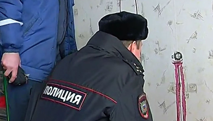 В Воронеже полиция проверила, почему в квартире течет кровь из розетки.