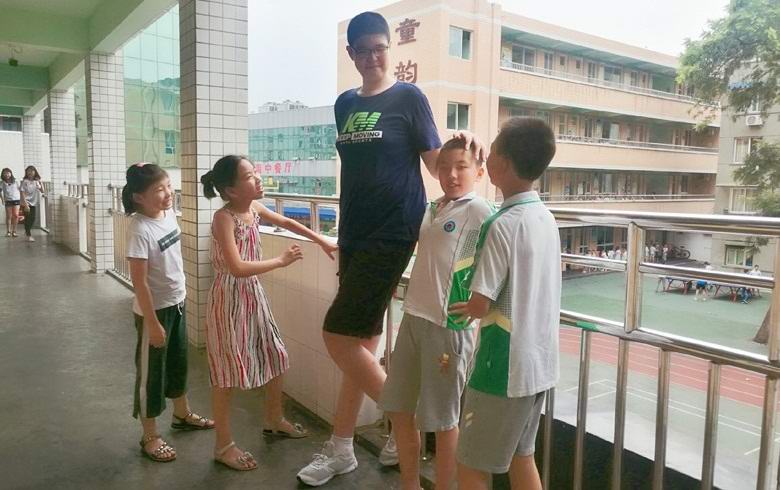 В китайской школе учится шестиклассник-великан