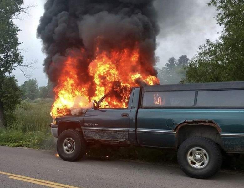 «Выползающий из окна огненный скелет» сфотографировали в горящей машине