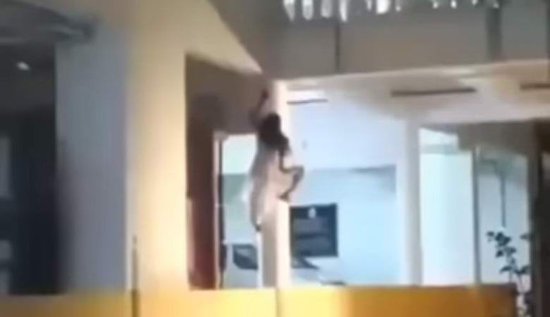 «Одержимая» женщина ползет по стене индийского госпиталя