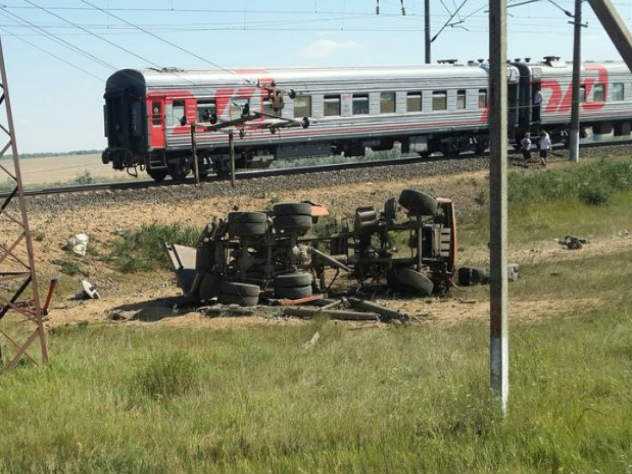 В Сети появились кадры столкновения пассажирского поезда и КамАЗа