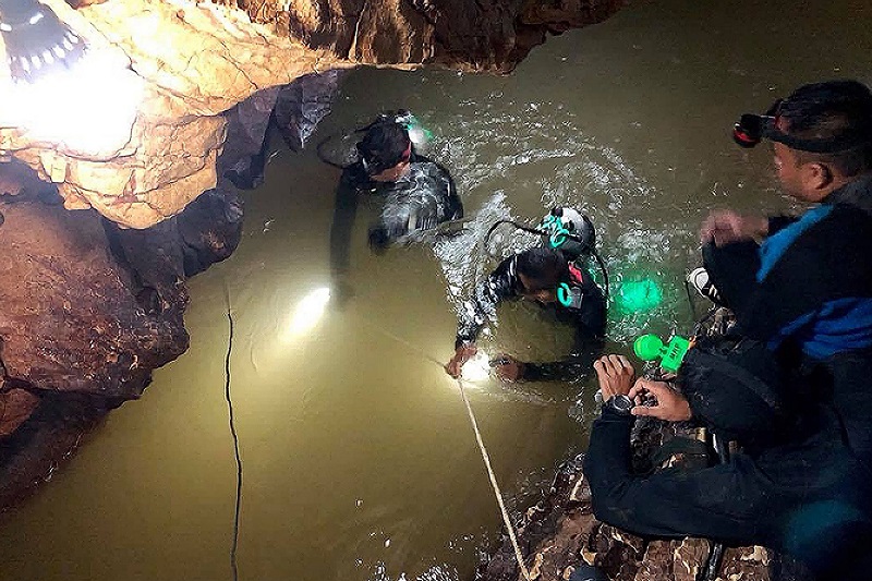 Спасение детей из пещеры в Таиланде усложнит погода