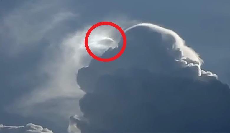 НЛО спрятался за облака в Пакистане