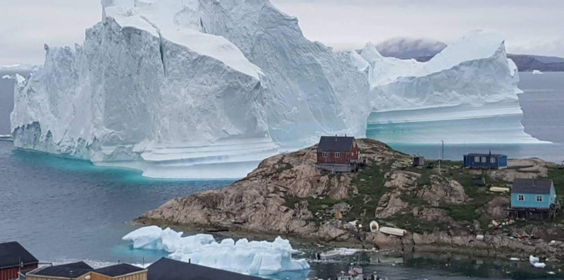 Из-за глобального потепления к деревне в Гренландии приплыл огромный айсберг. Теперь ей грозит цунами