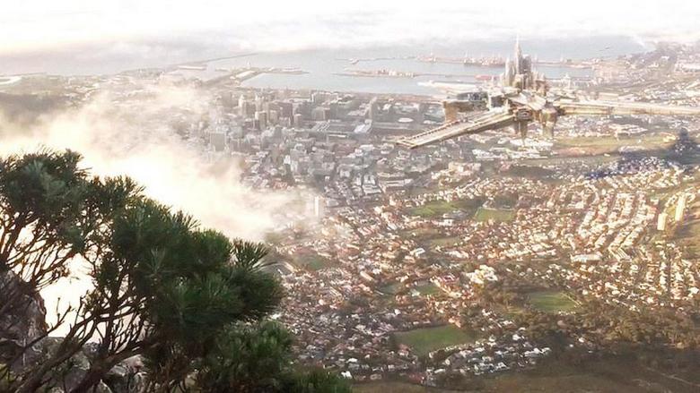 В небе над Кейптауном заметили хрономираж - летающий город