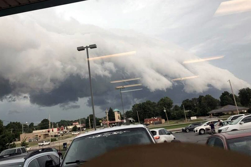 «Рука бога»: перед штормом в Миссури сфотографировали необычное природное явление