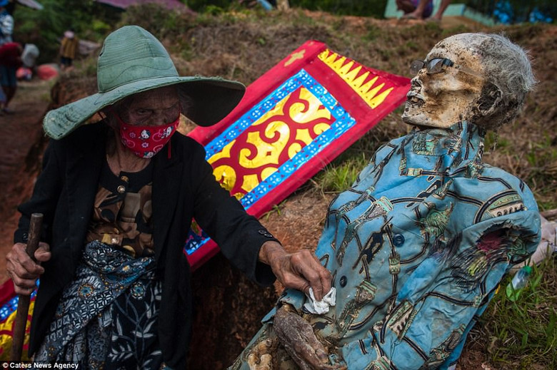 Индонезийский народ тораджи провел очередной праздник «выгула» мертвецов