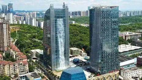В Китае на небоскребе появился 108-метровый водопад (видео)