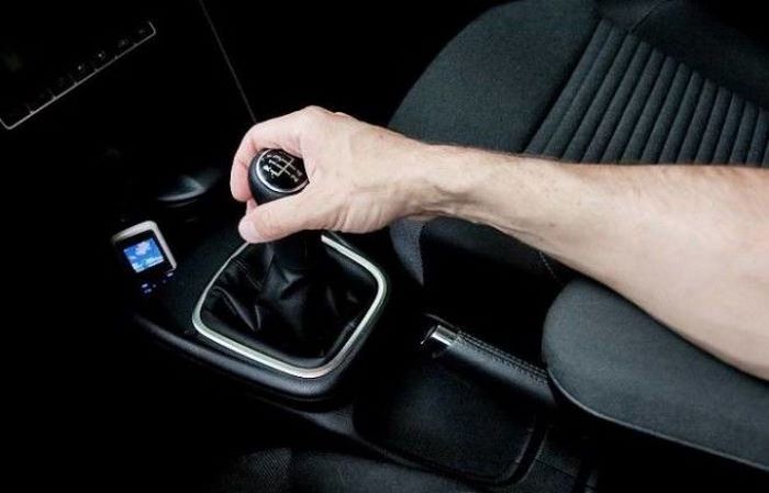 7 дурных привычек, которыми водители доводят коробку передач до поломки
