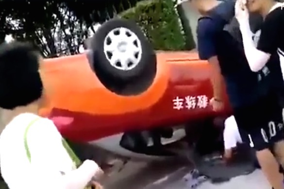Китаянка перевернула автомобиль на восьмой попытке сдать на права