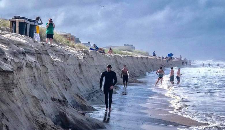 На американском пляже неожиданно образовалась загадочная скала