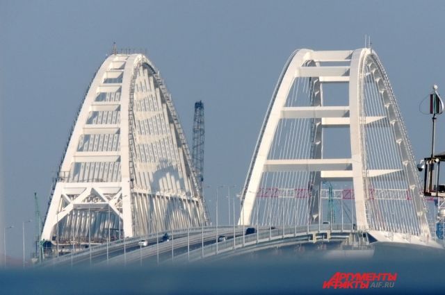 Медведев считает Крымский мост «лучшей коммуникацией» с полуостровом