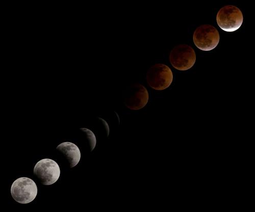 Уфологи: «Кровавая Луна» рассекретила гигантский НЛО в небе над Германией