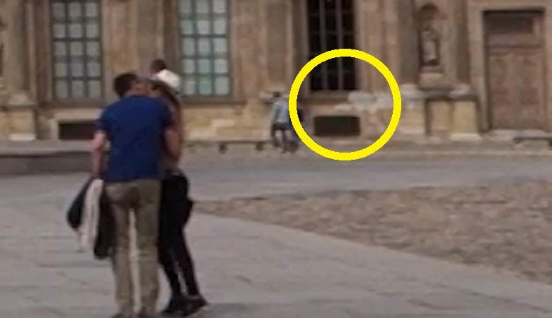 Проскользнувший возле Лувра призрак «поймали» на видео