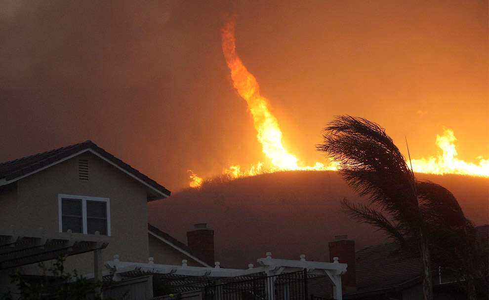 В Калифорнии закрутился яростный огненный торнадо