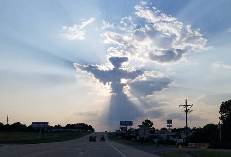 Облачный ангел с расправленными крыльями над Техасом
