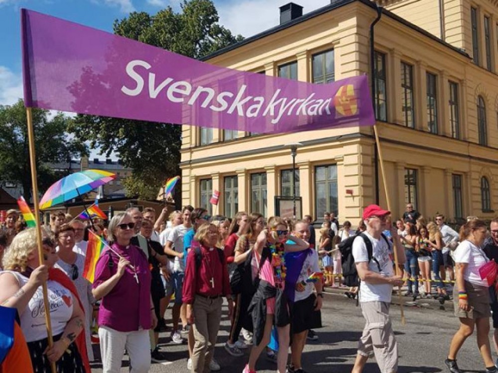 На гей-парад в Швеции власти обязали выйти военных, полицейских и сотрудников МИД
