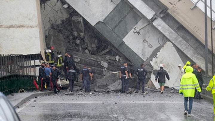 «Часть нашей работы - надеяться найти выживших»: Пожарные ищут людей под завалами моста в Генуе