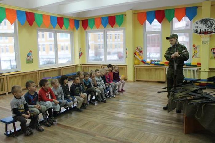 В детском саду Санкт-Петербурга детей учат обращатся с оружием