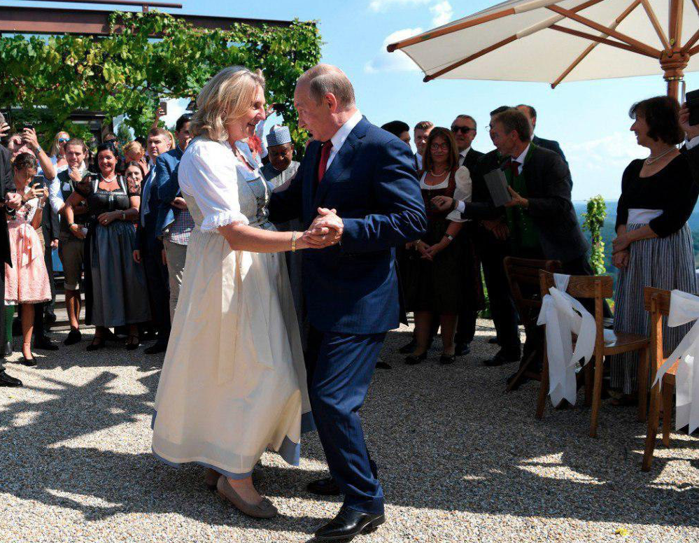 Путин станцевал с невестой на свадьбе главы МИД Австрии