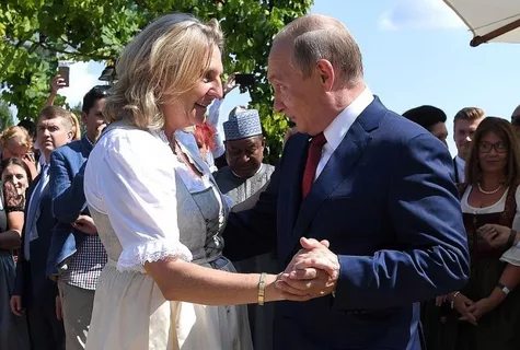 «Особый гость на свадьбе Кнайсль». Западные СМИ о визите Путина в Австрию и Германию