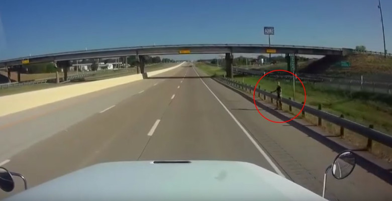 В Техасе на обочине дороги видеорегистратор заснял гуманоидное тощее существо