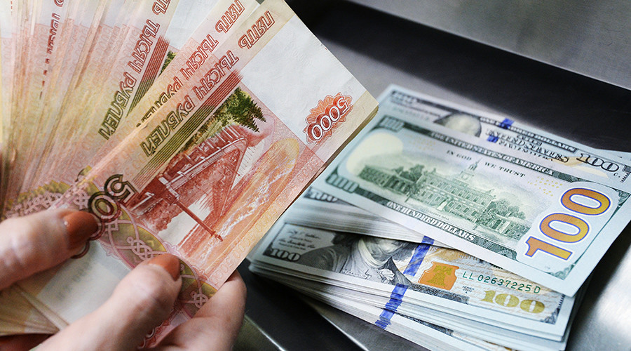 Компании массово выводят валюту из банковской системы РФ