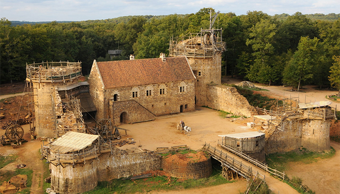 Лошади, лепешки и ни одного штробореза: французы строят замок по технологиям XII века
