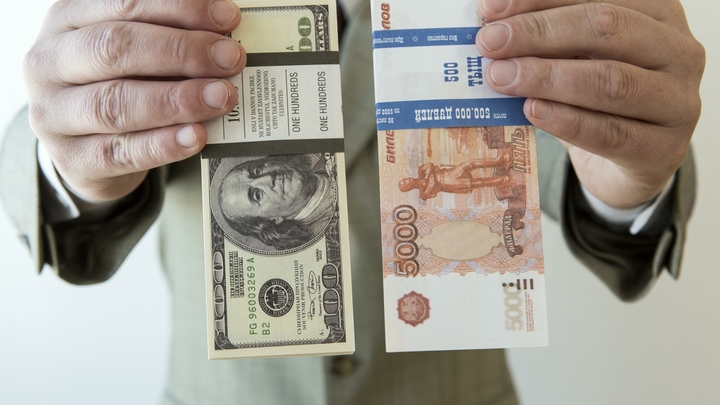 Доллар и евро упали в цене после решений о запрете закупки валюты