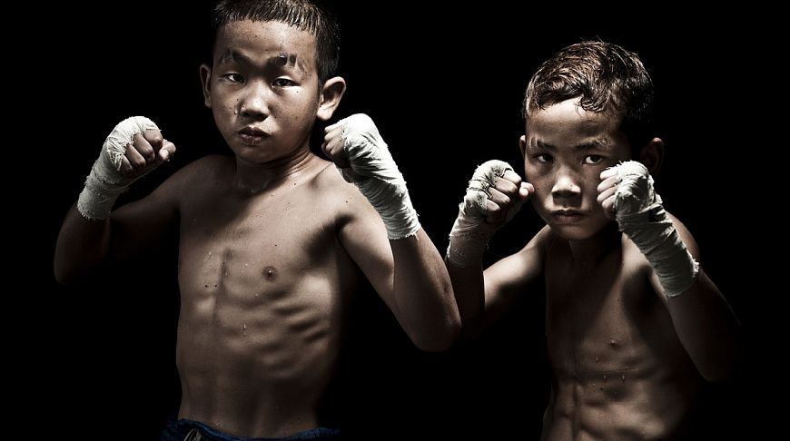 Пятилетние бойцы муай-тай мутузят друг друга на ринге под одобрение толпы