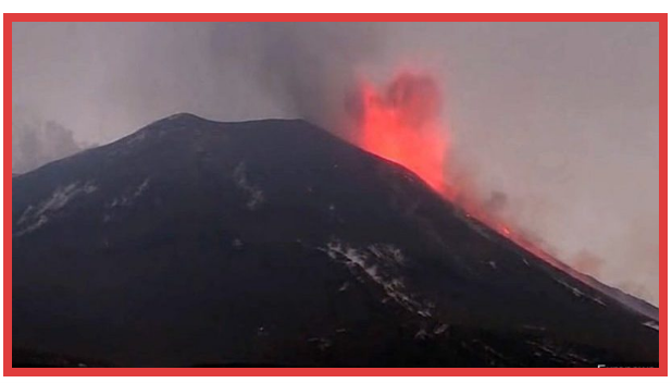 Вулкан Этна выбрасывает столбы дыма и лавы
