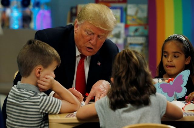Трамп неправильно раскрасил американский флаг на встрече с детьми