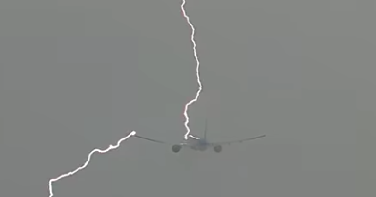 В пассажирский самолет Москва – Норильск ударила молния