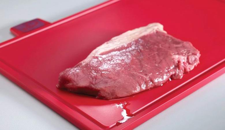 Кусок мяса самопроизвольно шевелится на разделочной доске