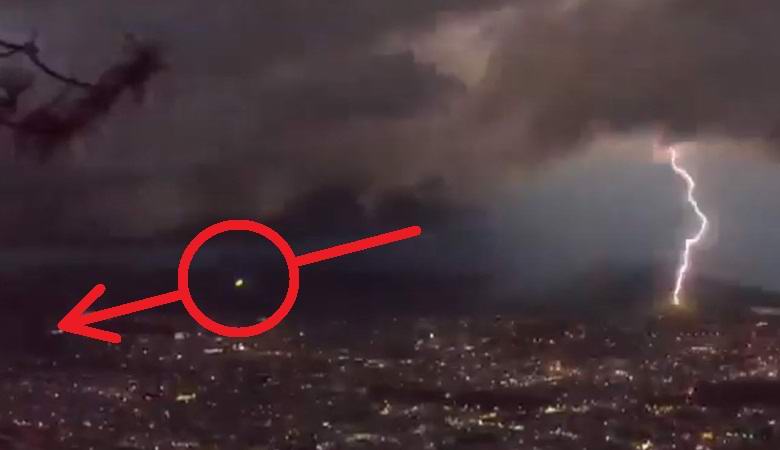 Зеленый сферический объект пролетел над Мексикой во время грозы