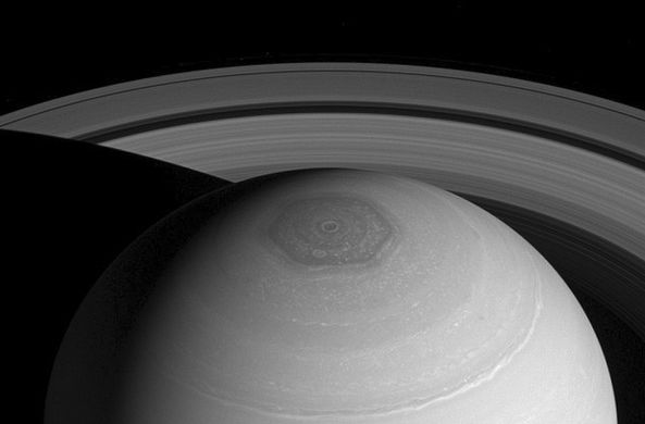 На Сатурне разыгрался шестиугольный шторм