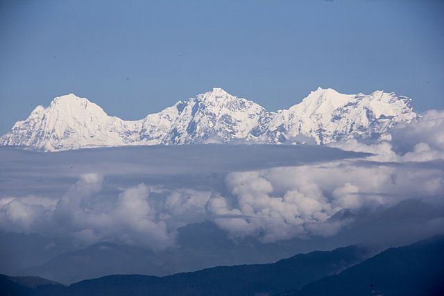 В Гималаях пропал вертолет с шестью пассажирами
