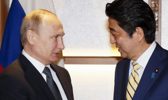 Песков сообщил, что Абэ пока не ответил Путину на его предложению по мирному договору