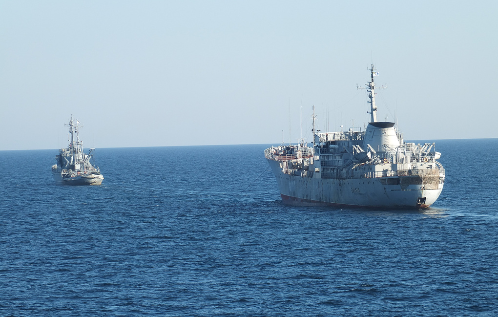 Два корабля ВМС Украины вошли в исключительную экономическую зону России возле Крыма