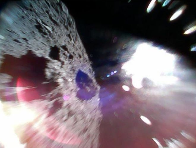 Два японских робота успешно приземлились на астероид Рюгу и прислали фотографии